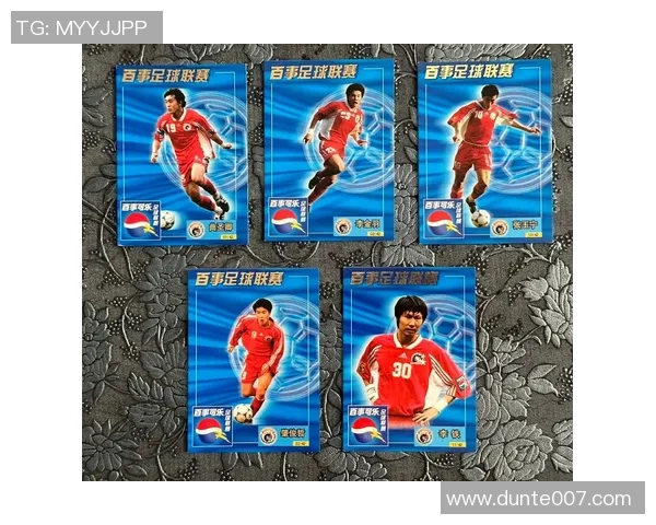 女生盲抽足球球星卡惊喜不断现场氛围欢乐十足